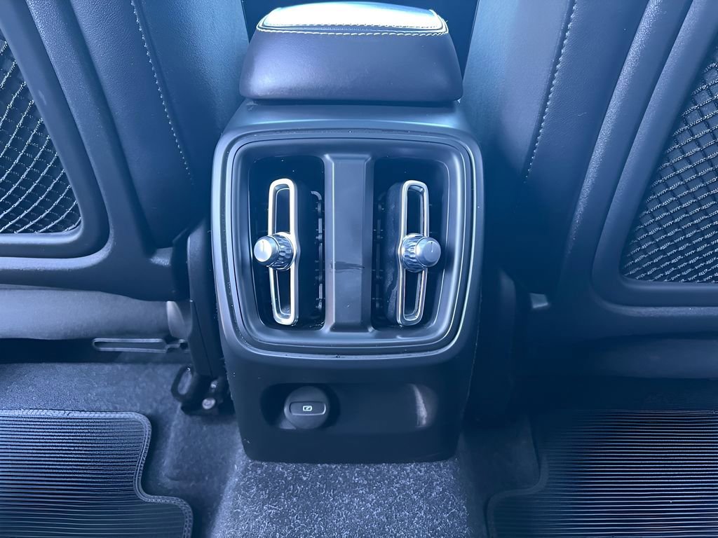 Used 2020 Volvo XC40 T5 R-Design image 22