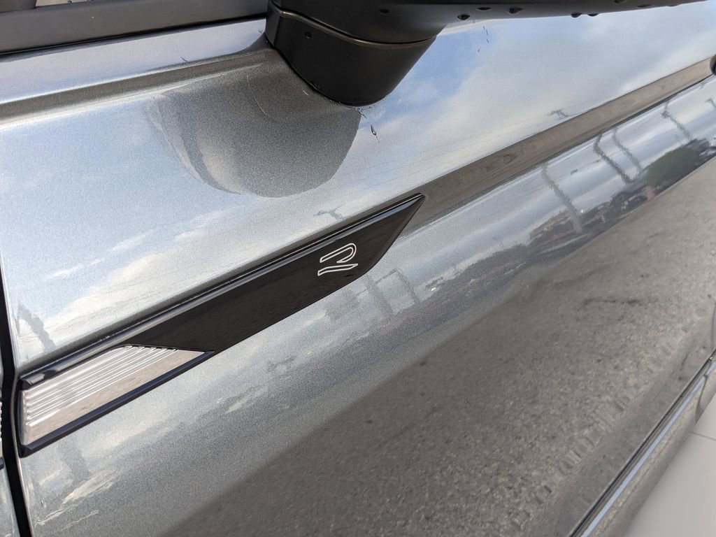 Certified 2022 Volkswagen Tiguan SE R-Line image 9