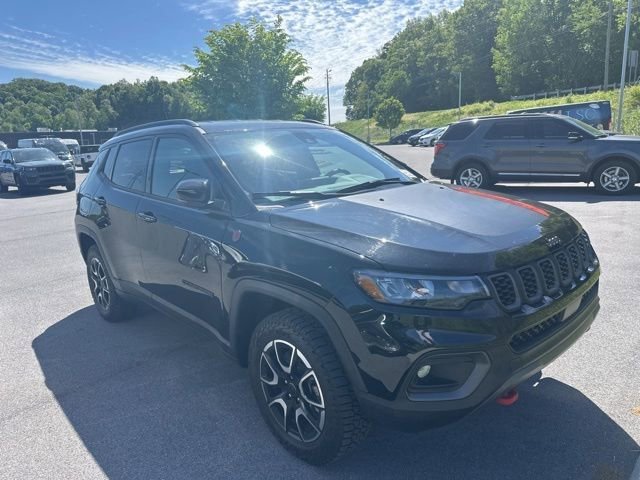 Used 2025 Jeep Compass Trailhawk w/ Trailer Tow Group AWD/4WD image 12