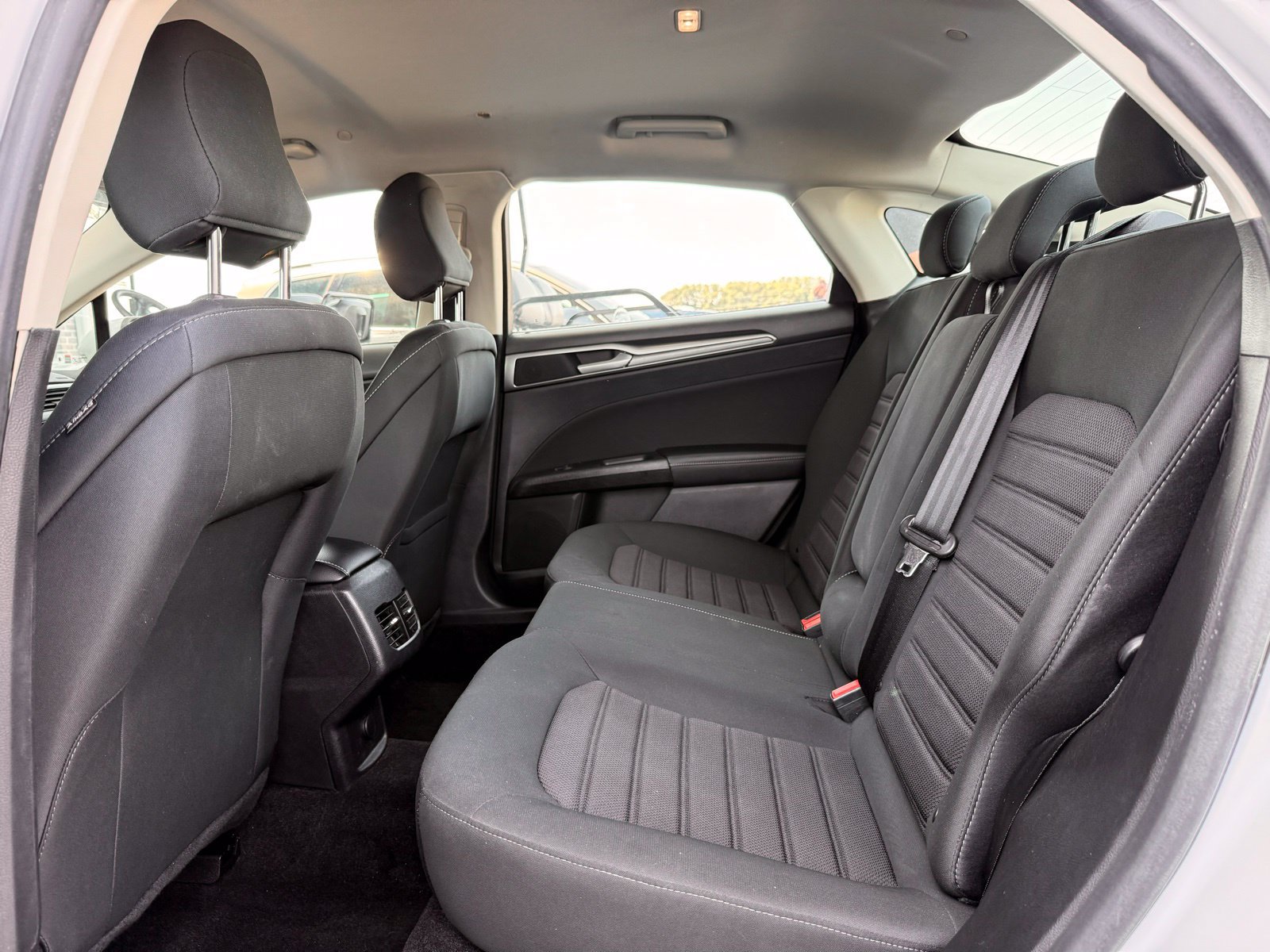 Used 2020 Ford Fusion SE FWD image 14