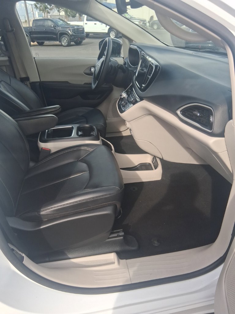 Used 2024 Chrysler Pacifica Touring-L FWD image 6