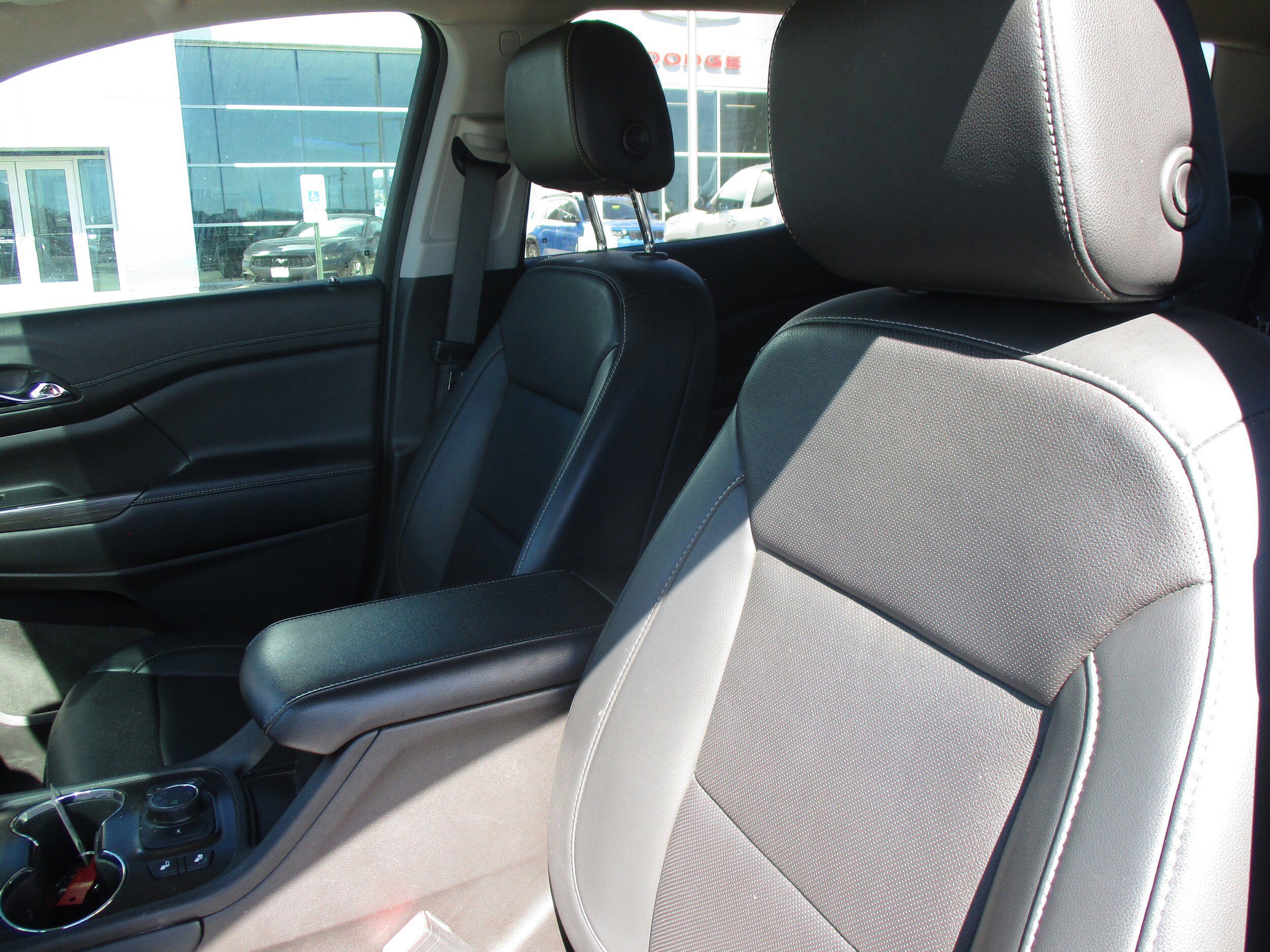 Used 2022 GMC Acadia SLT AWD/4WD image 16