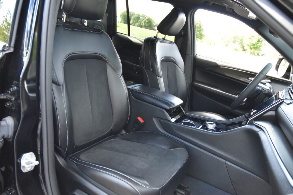Used 2023 Jeep Grand Cherokee Altitude AWD/4WD image 30