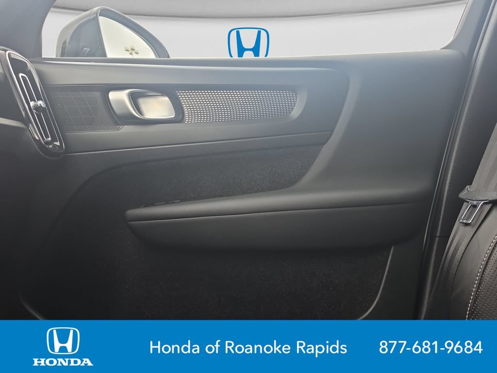 Used 2020 Volvo XC40 T4 R-Design w/ Protection Package Premier FWD image 29