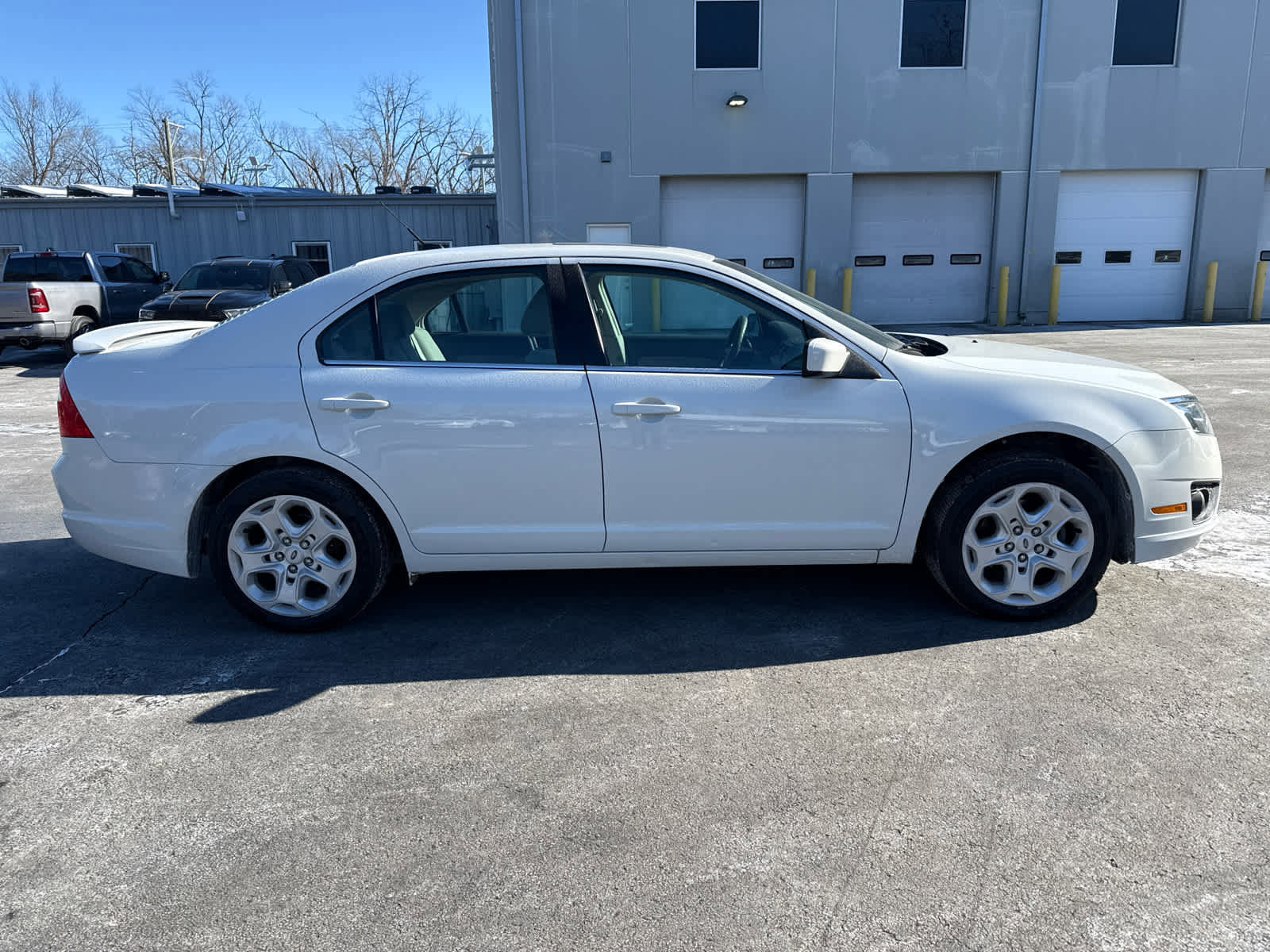 Used 2010 Ford Fusion SE image 2