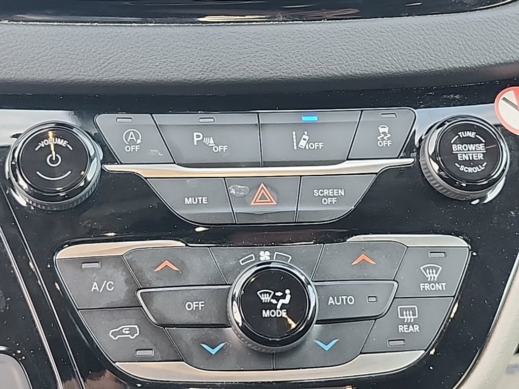 Certified 2023 Chrysler Pacifica Touring-L image 6