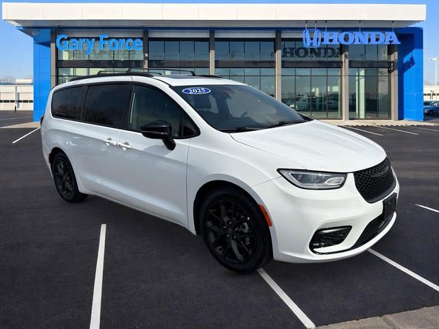 Used 2025 Chrysler Pacifica Limited FWD image 1