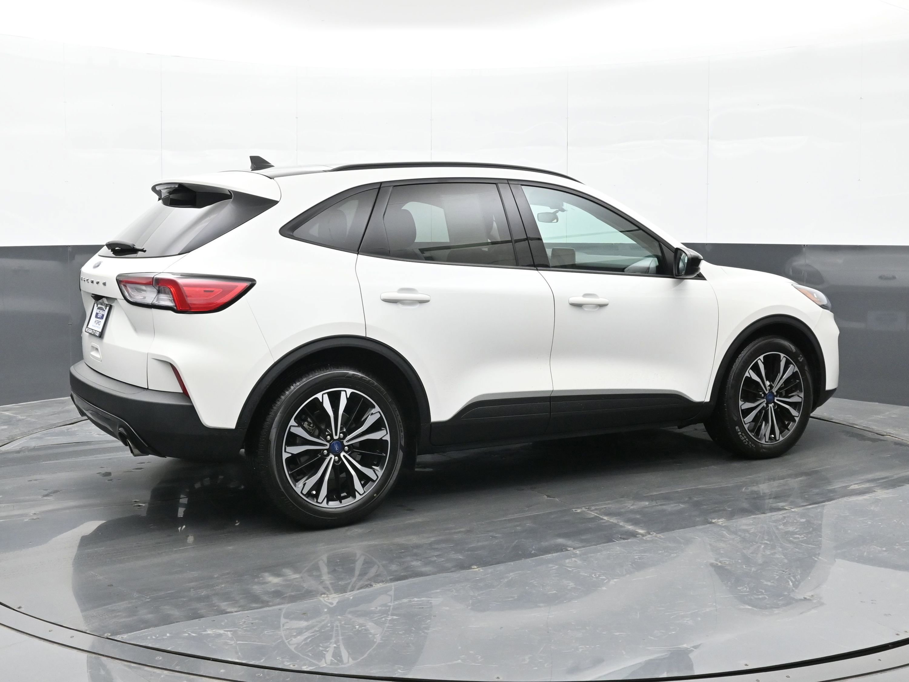 Used 2022 Ford Escape SE w/ SE Sport Appearance Package image 6