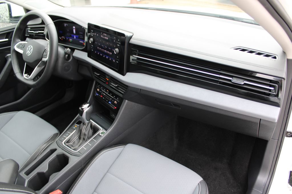Certified 2025 Volkswagen Jetta SE w/ Black Wheel Package FWD image 27