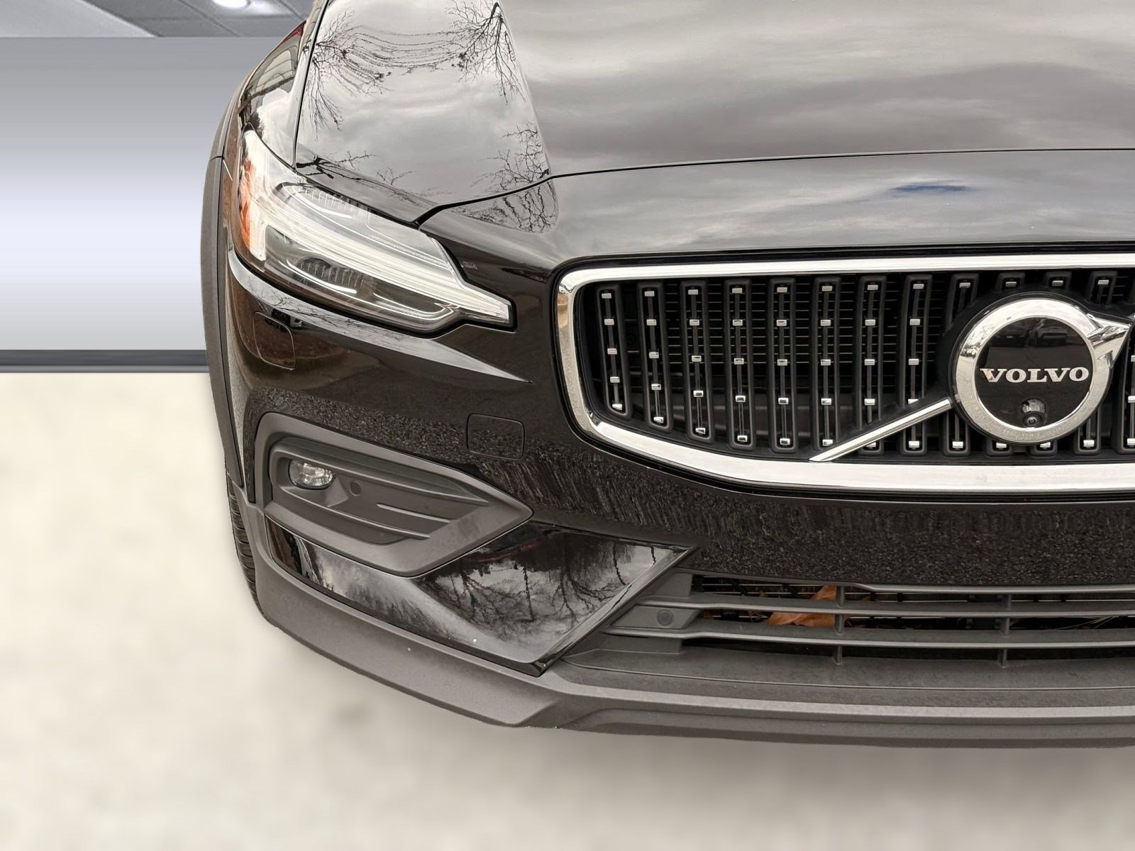 Certified 2025 Volvo V60 B5 Cross Country Ultra w/ Protection Package Premier image 10