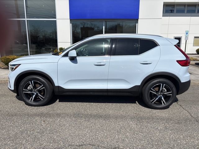 Used 2025 Volvo XC40 B5 Core image 2