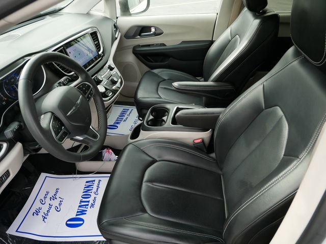 Used 2023 Chrysler Pacifica Touring-L image 7