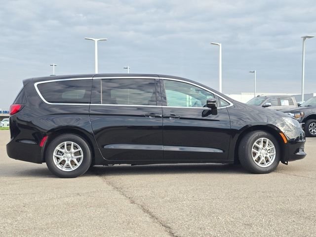 Used 2025 Chrysler Voyager LX image 25