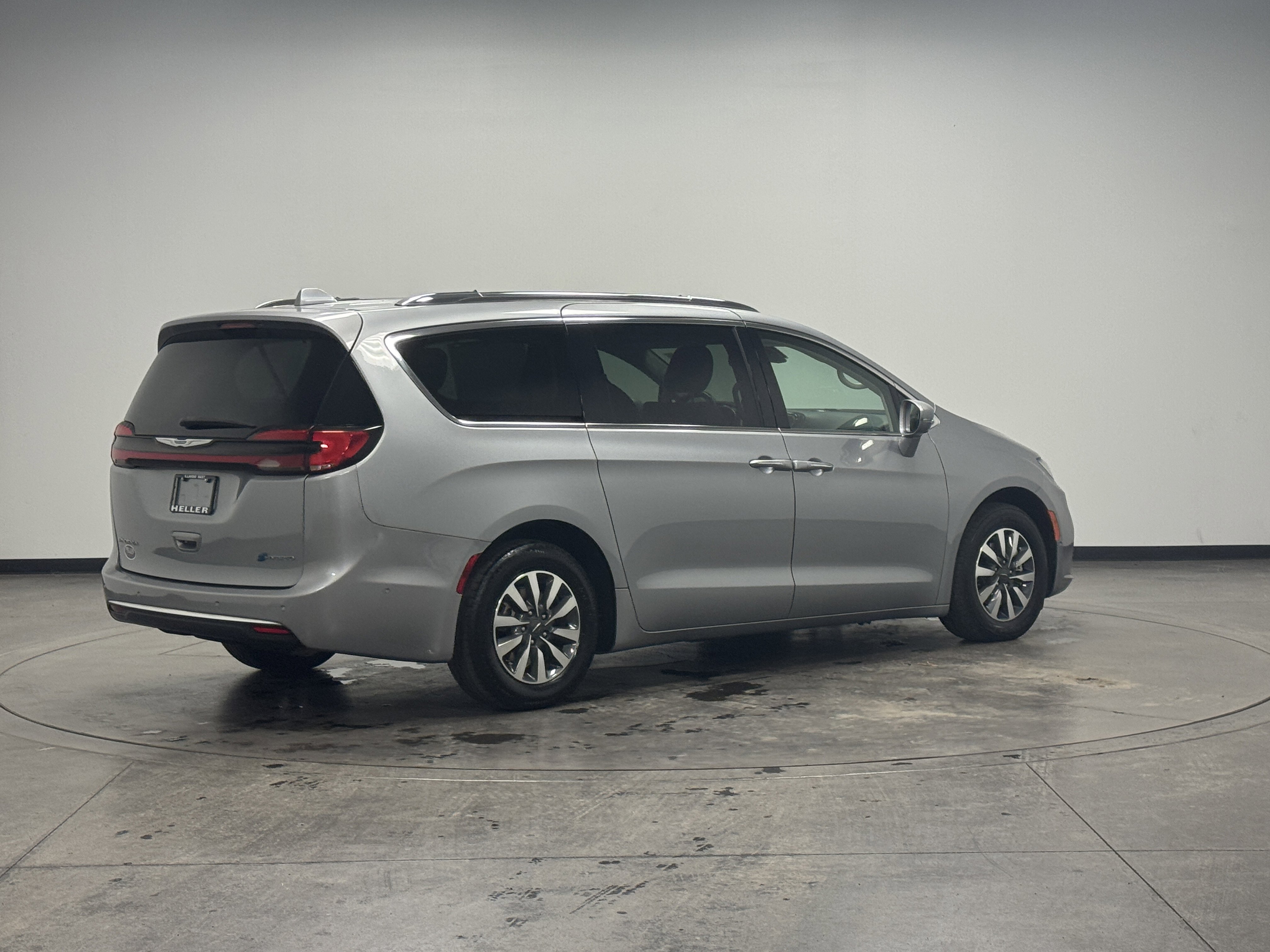 Used 2021 Chrysler Pacifica Touring-L image 8