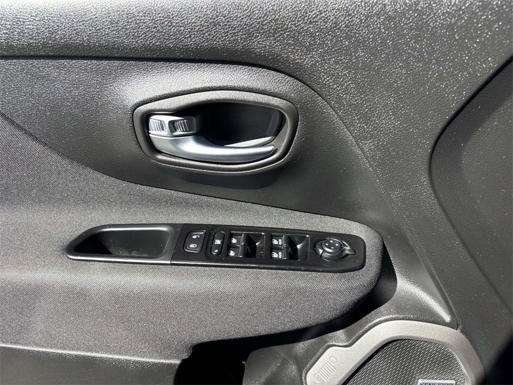 Used 2021 Jeep Renegade Latitude w/ Sun & Sound Group image 17