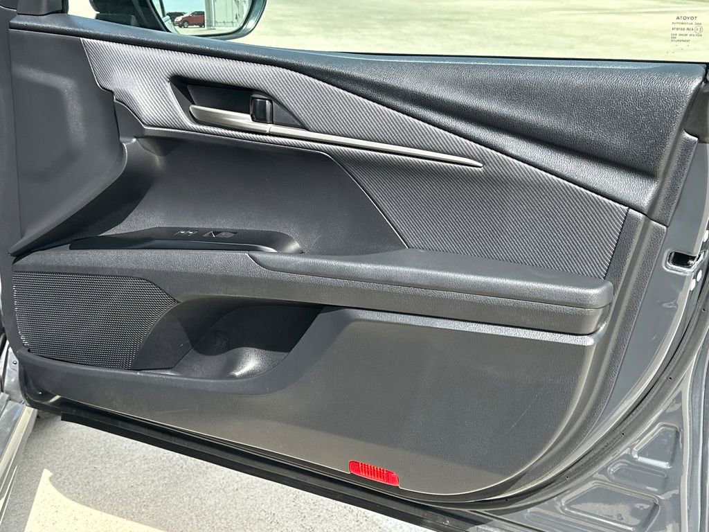 Used 2025 Toyota Camry SE image 12