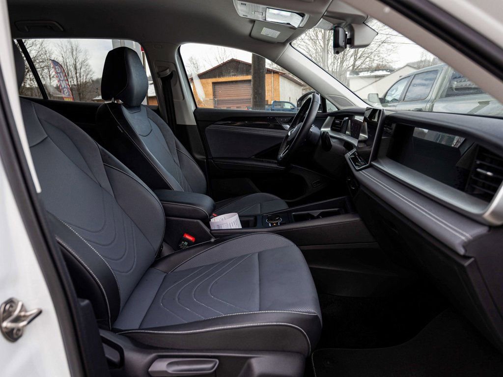 Used 2025 Volkswagen Tiguan SE image 32