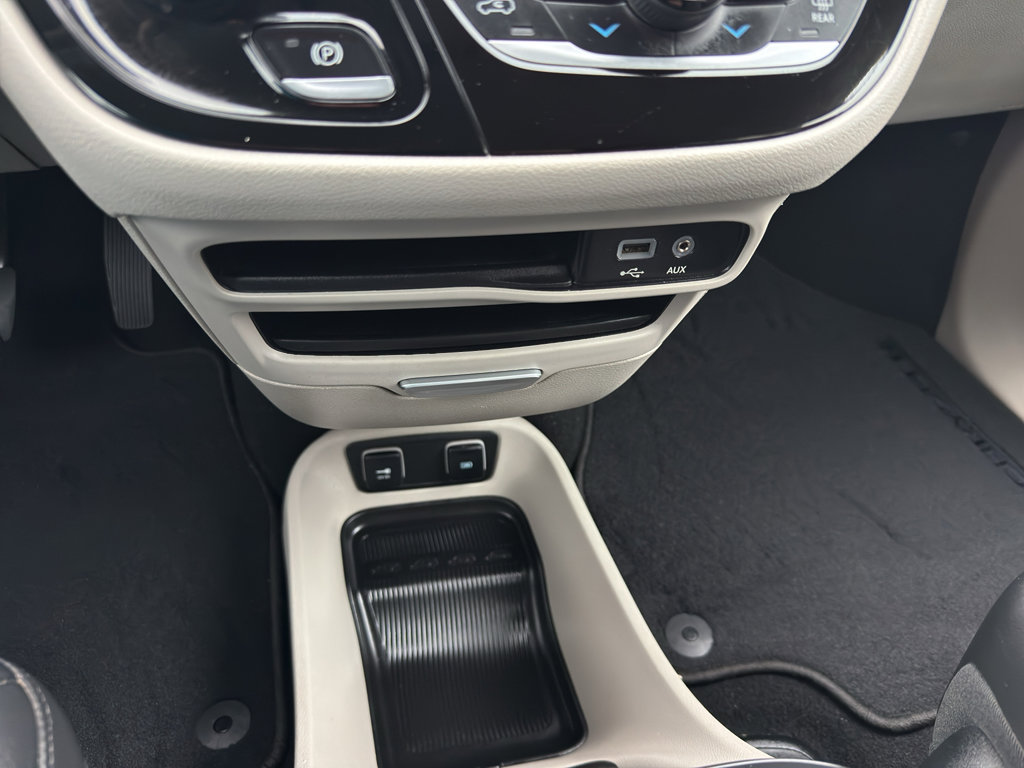 Used 2017 Chrysler Pacifica Touring-L image 19