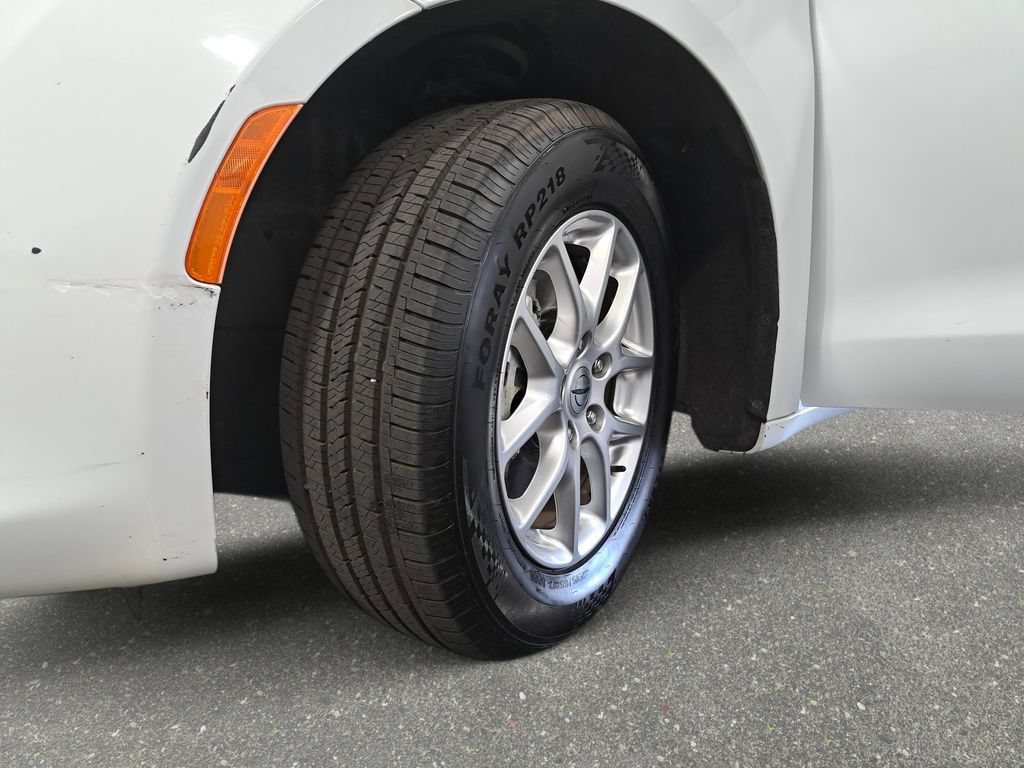 Used 2023 Chrysler Voyager LX FWD image 31