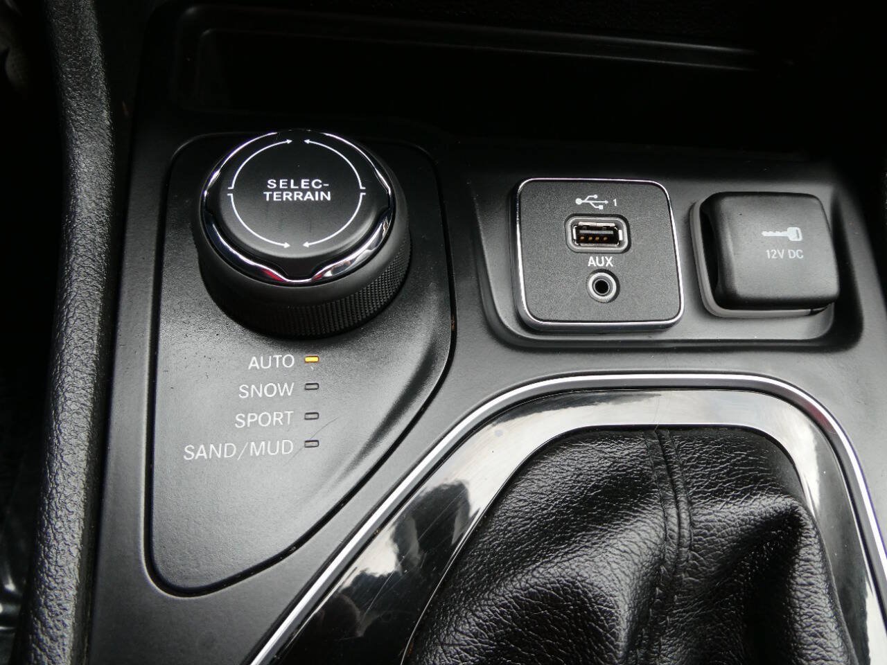 Used 2019 Jeep Cherokee Limited AWD/4WD image 16