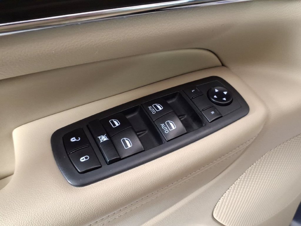 Used 2020 Jeep Grand Cherokee Limited AWD/4WD image 13
