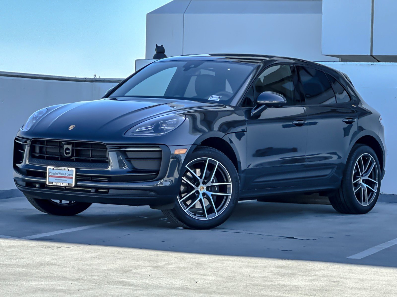 Certified 2025 Porsche Macan image 1