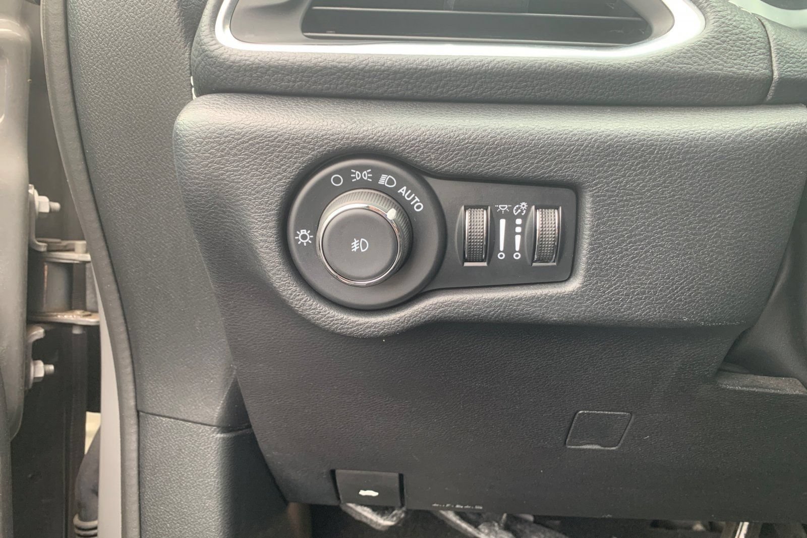 Used 2025 Chrysler Pacifica Limited FWD image 35
