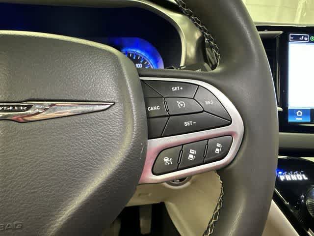 Used 2023 Chrysler Pacifica Touring-L FWD image 9
