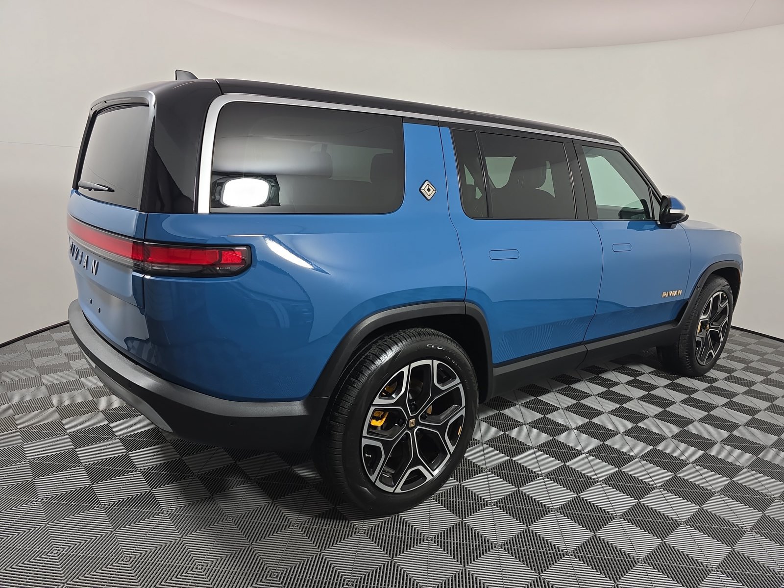 Used 2023 Rivian R1S Launch Edition Quad AWD/4WD image 5
