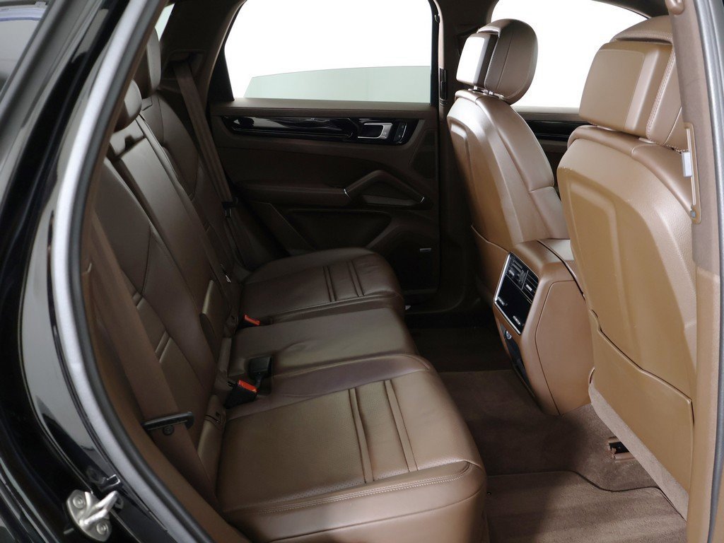 Used 2023 Porsche Cayenne Platinum Edition image 40