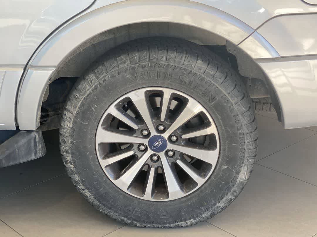 Used 2017 Ford Expedition XLT w/ Equipment Group 202A AWD/4WD image 13