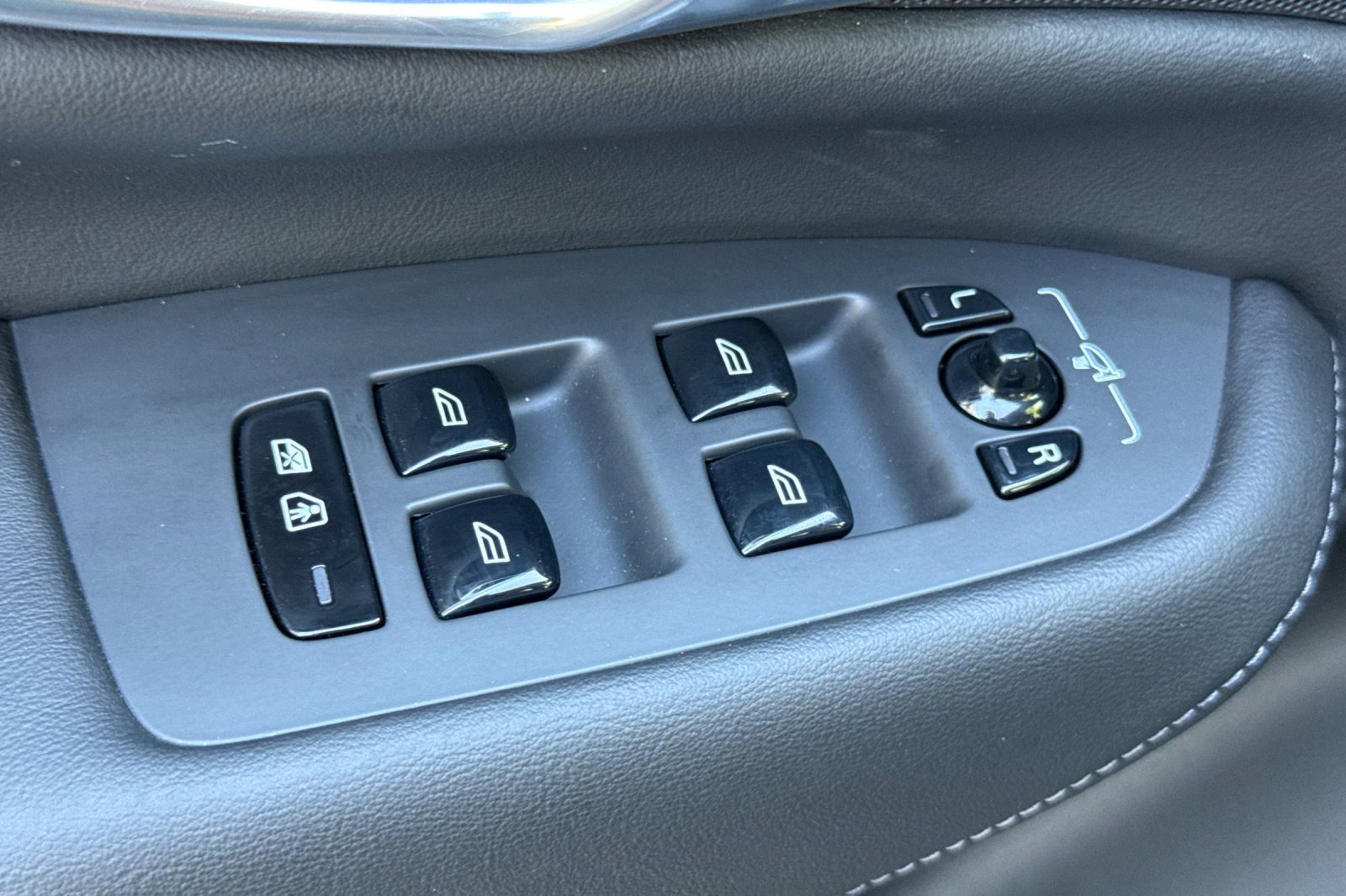 Used 2025 Volvo XC90 B6 Ultra image 13