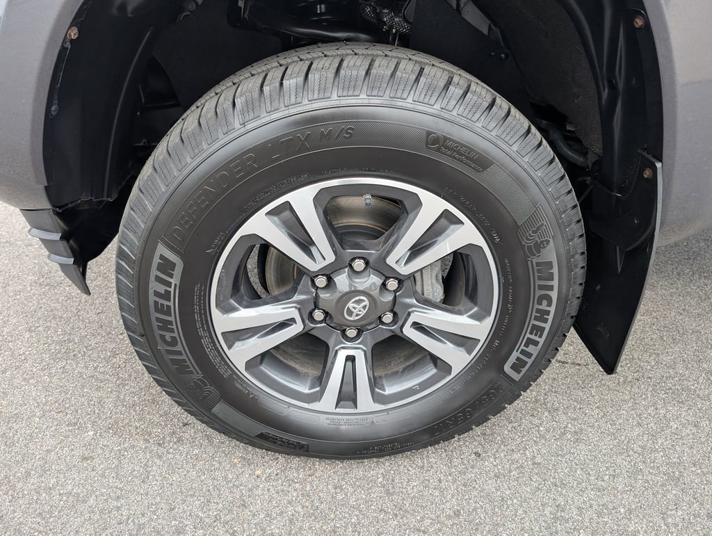 Used 2017 Toyota Tacoma TRD Sport image 11