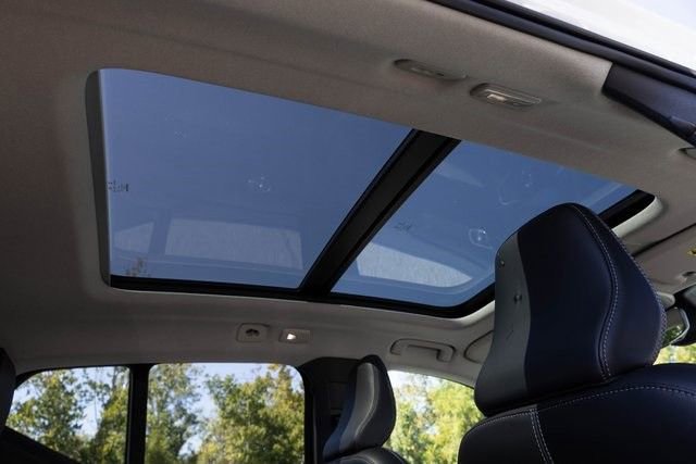 Used 2024 Volvo XC40 B5 Plus image 26