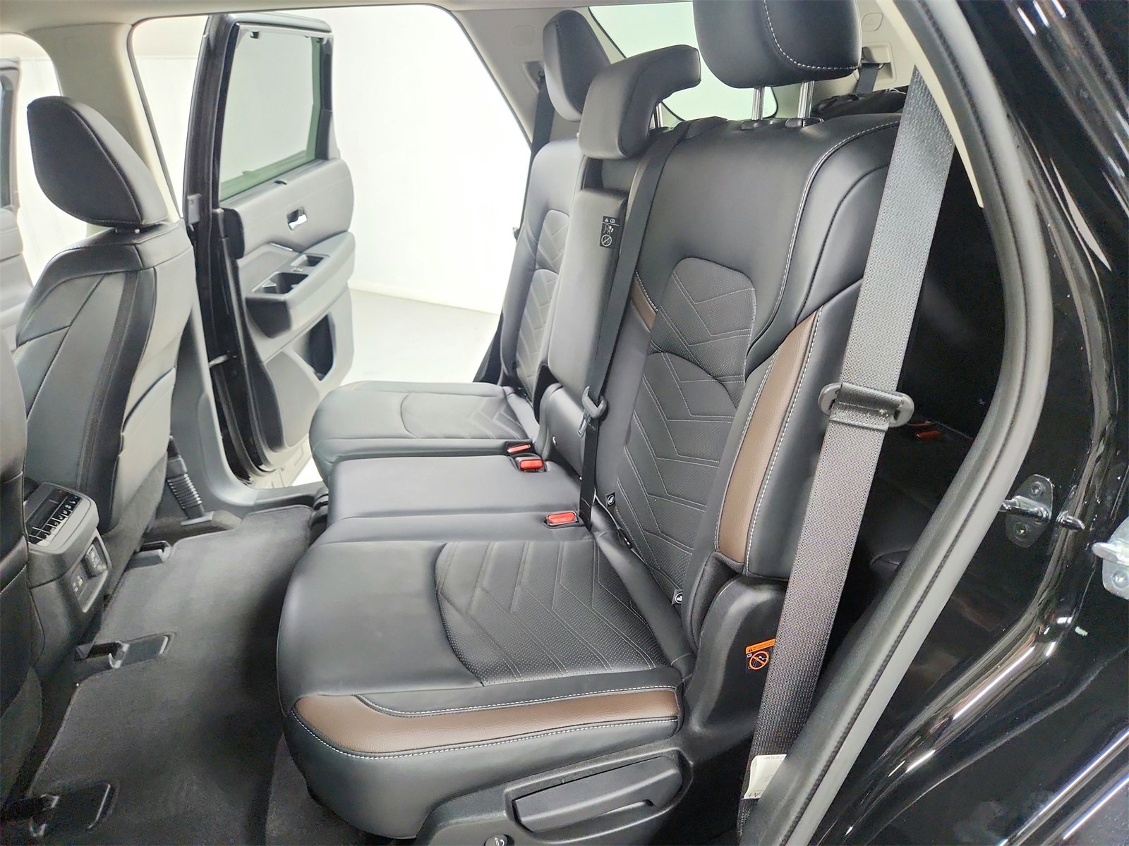 Used 2024 Nissan Pathfinder Platinum w/ Lighting Package (N93) image 37