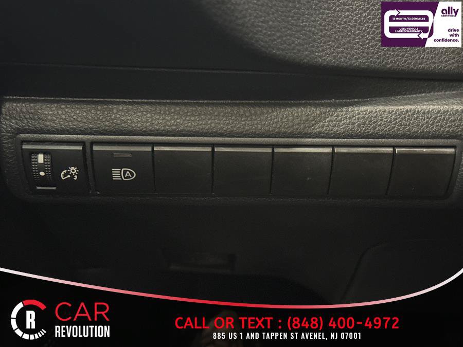 Used 2021 Toyota Corolla LE FWD image 30
