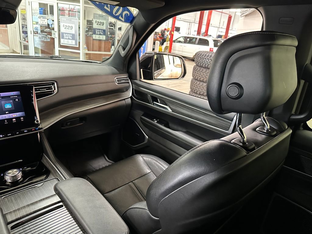 Certified 2024 Jeep Wagoneer Series II AWD/4WD image 14