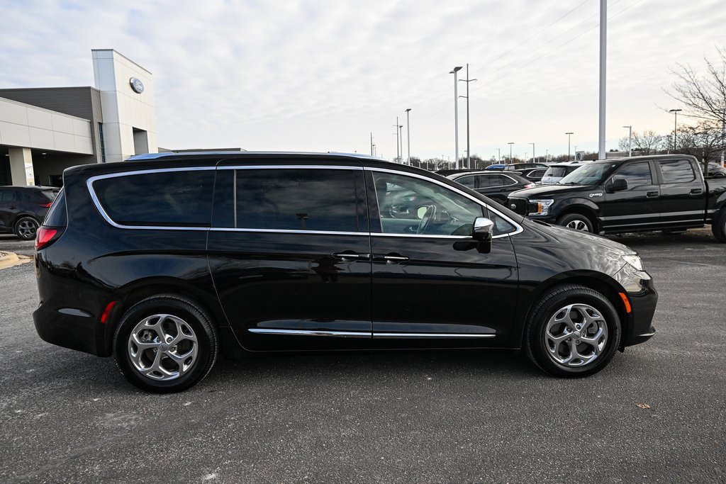Used 2021 Chrysler Pacifica Limited w/ Uconnect Theater Family Group image 3