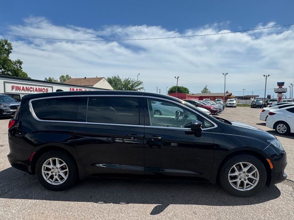 Used 2017 Chrysler Pacifica LX FWD image 7
