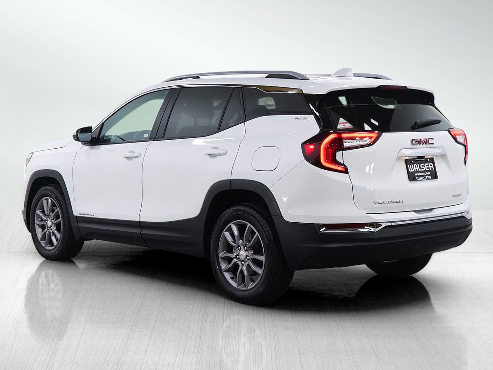 Used 2024 GMC Terrain SLT image 3