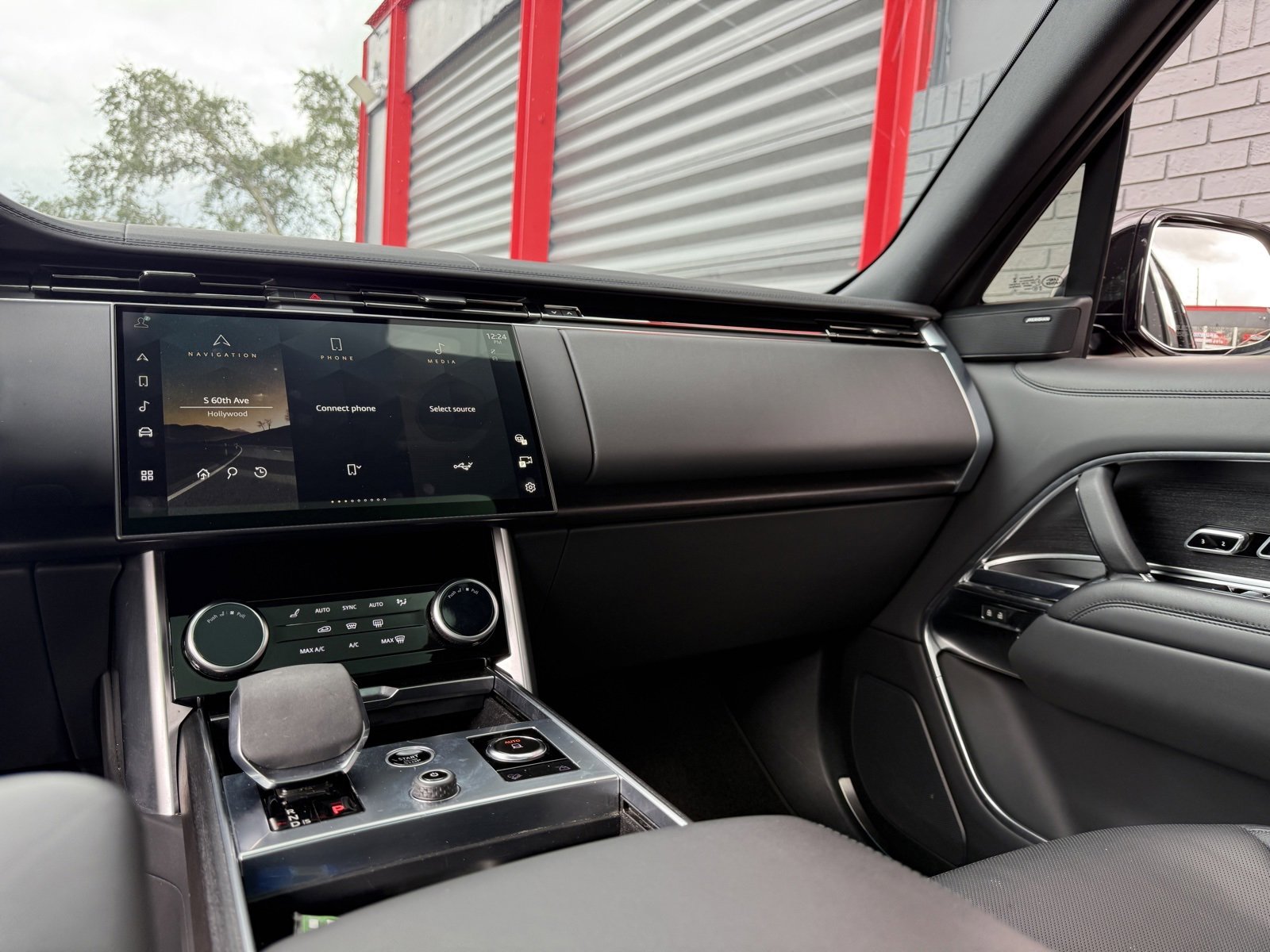 Used 2023 Land Rover Range Rover Long Wheelbase SE image 26