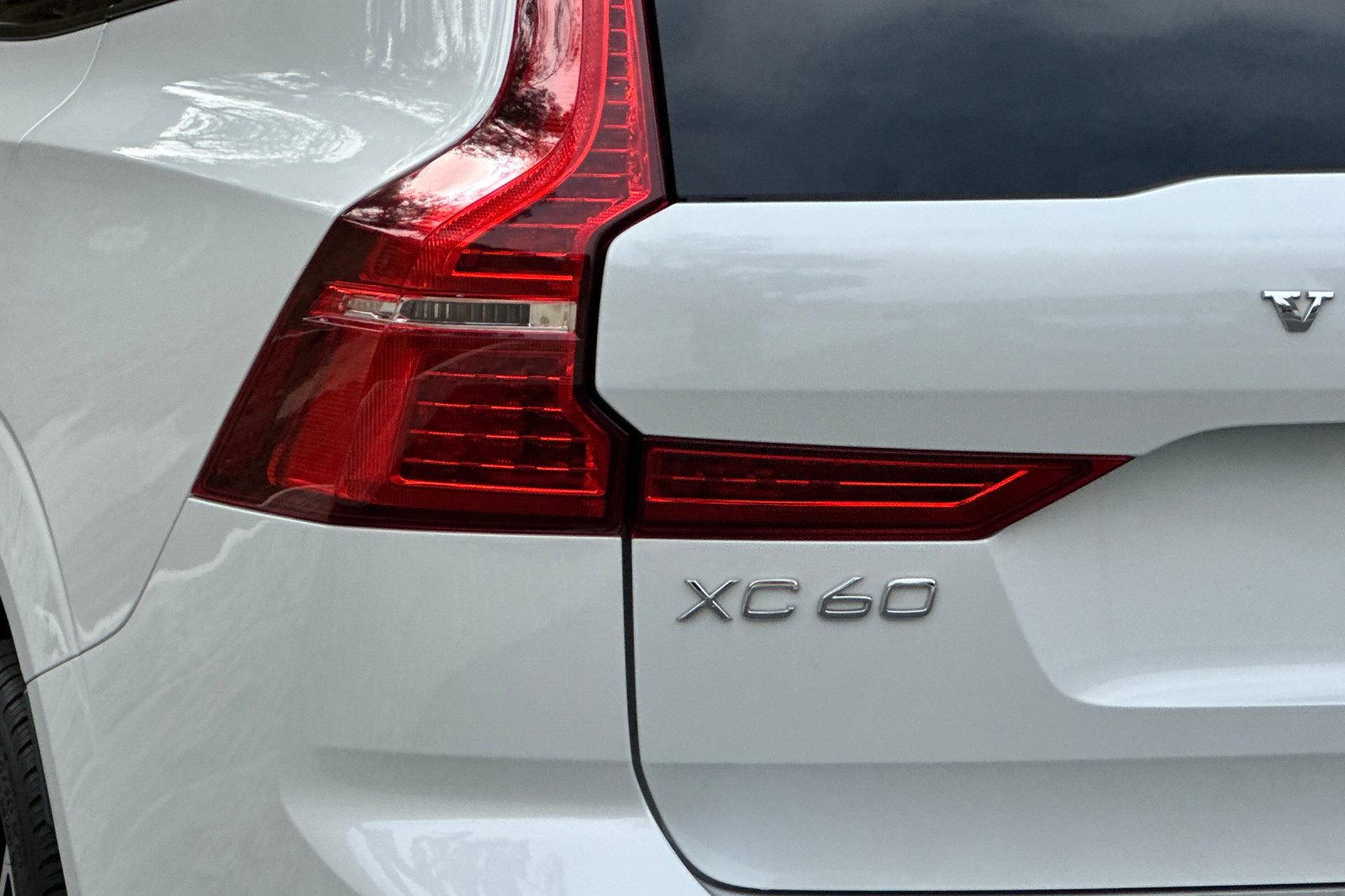 Used 2021 Volvo XC60 T8 R-Design w/ Advanced Package AWD/4WD image 34