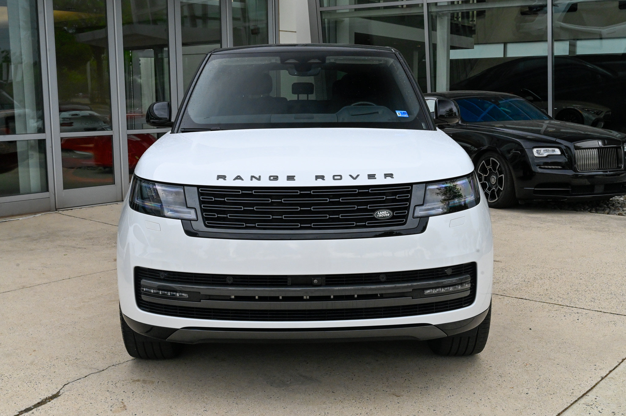 Used 2025 Land Rover Range Rover SE AWD/4WD image 2