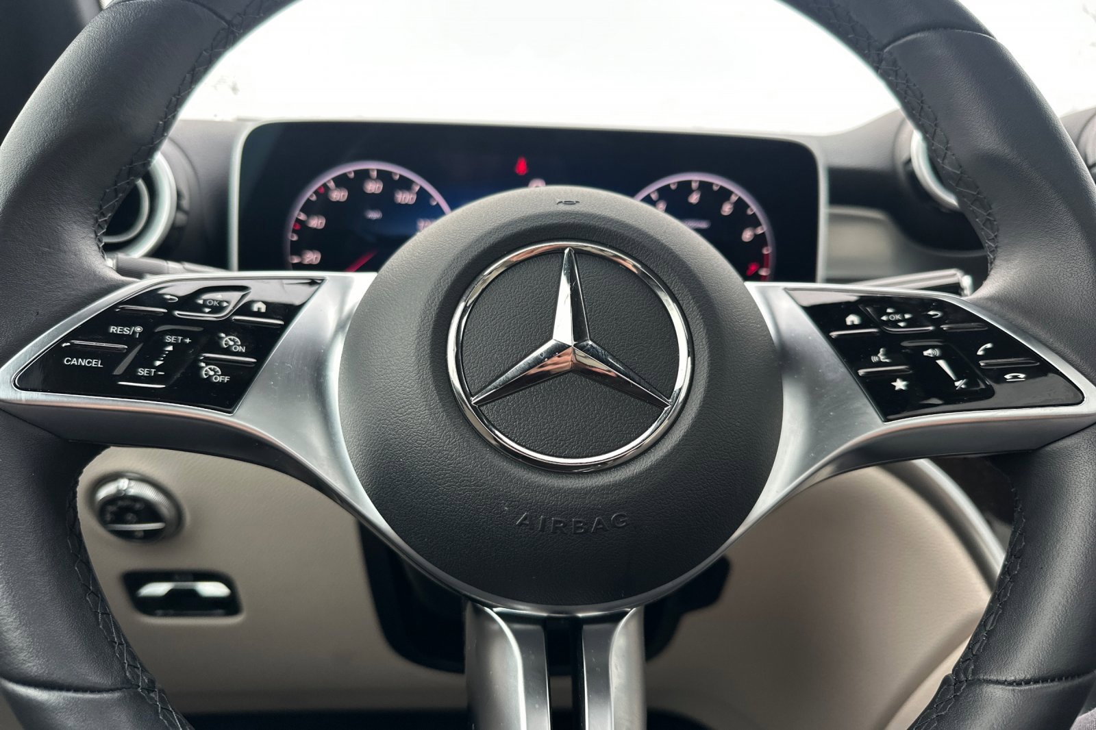 Used 2025 Mercedes-Benz GLC 300 4MATIC image 34