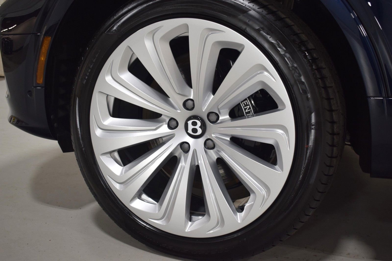 New 2025 Bentley Bentayga AWD/4WD image 17