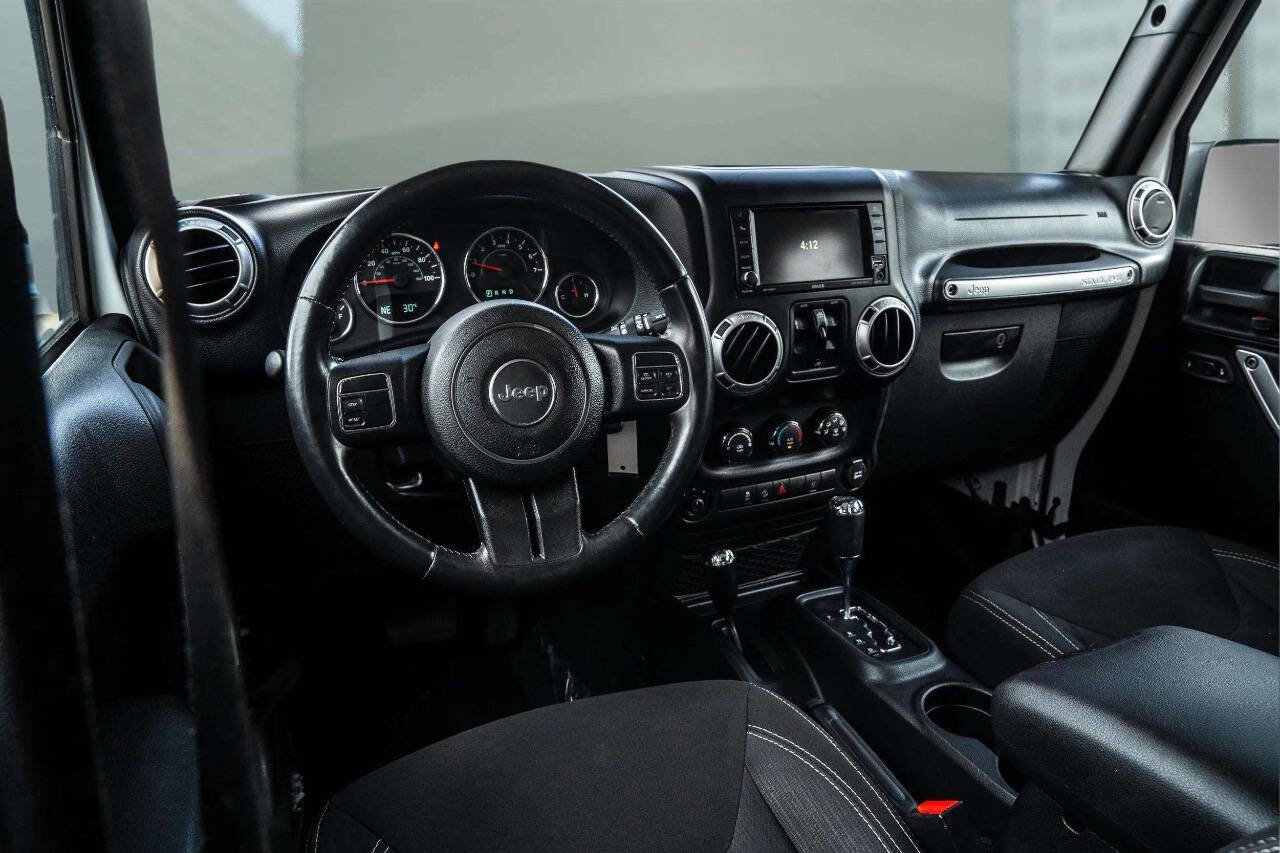 Used 2015 Jeep Wrangler Unlimited Sahara image 4