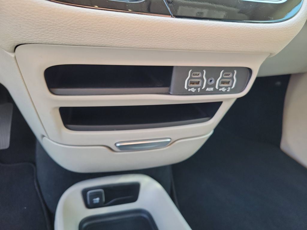 Used 2024 Chrysler Pacifica Limited FWD image 27