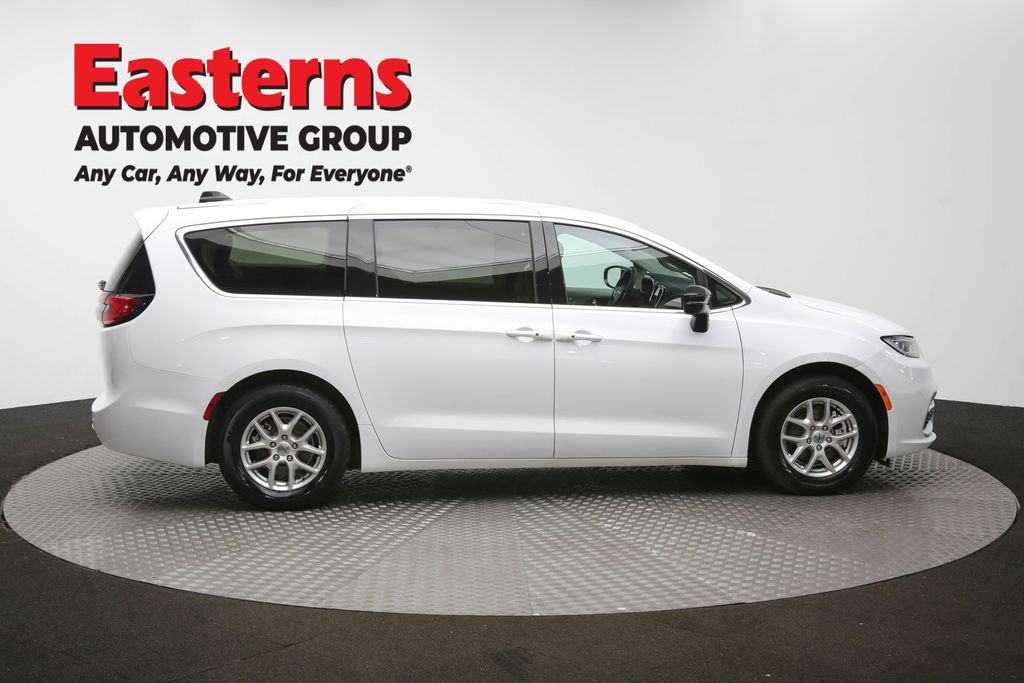 Used 2024 Chrysler Pacifica Touring-L image 43