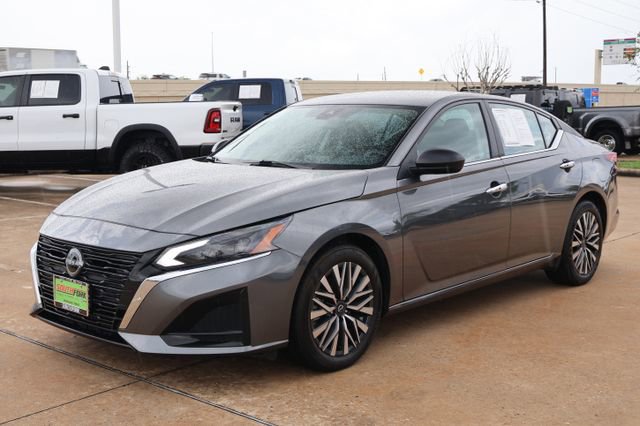 Used 2025 Nissan Altima 2.5 SV FWD image 3