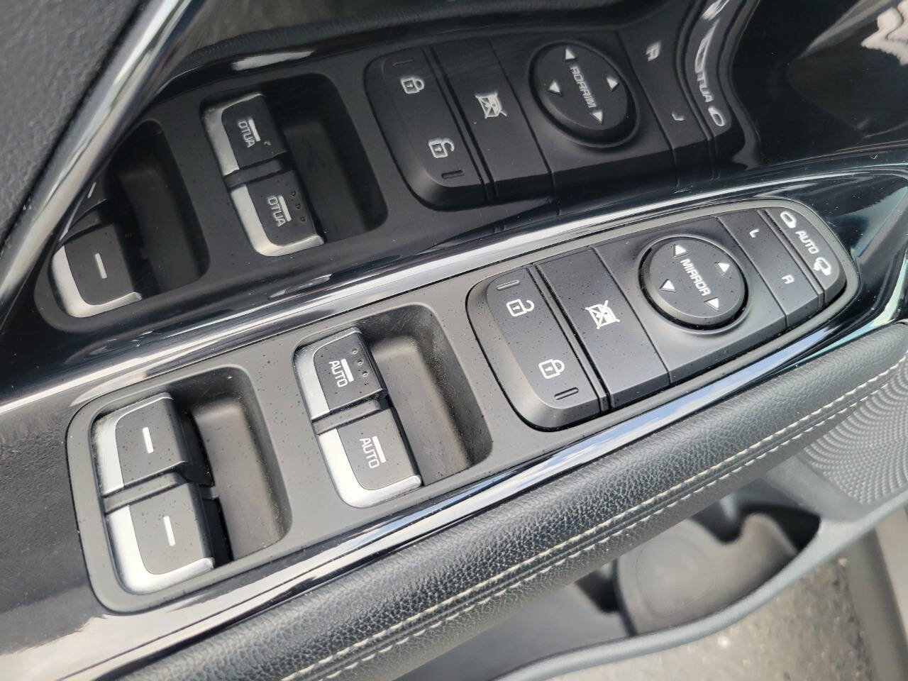 Used 2019 Kia Niro EX w/ Cold Weather Package 2.0 image 12